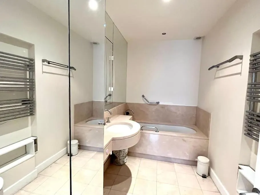 Luxurious 2 Bedrooms-View Seine River-Paris Center 0*, Paris France